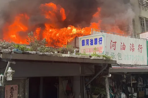 北市松山區油漆行起火　烈焰衝天！民眾倉皇逃無人傷亡