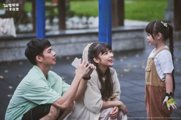 吳念軒（左起）、夏朧與童星戲裡戲外都有許多互動。衛視中文台提供