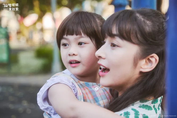 夏朧（右）笑說小童星雖然有點不受控，但反應自然又有趣。衛視中文台提供