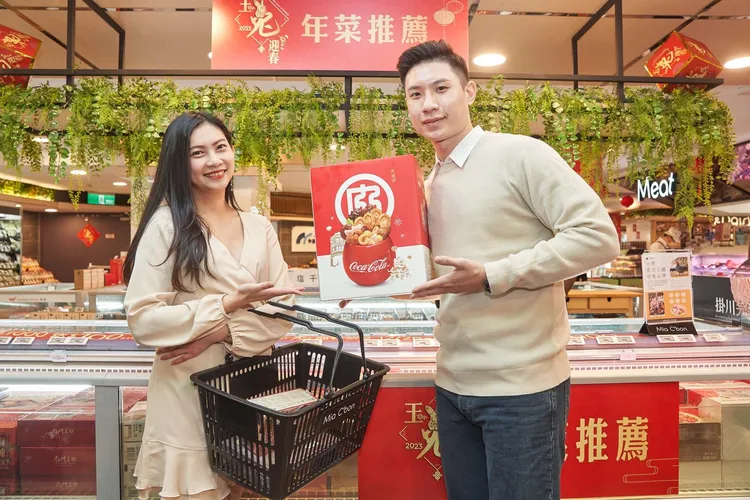 老協珍與可口可樂聯名推出全紅底白字可口可樂字樣造型甕的「老協珍歡聚佛跳牆」Ｍia C’bon獨賣。業者提供