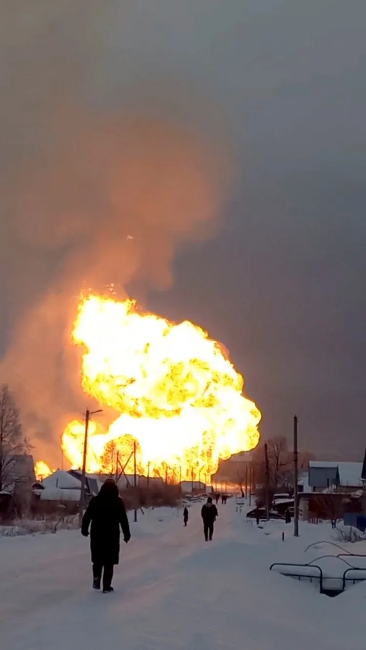 管線爆炸後發生大火。路透社