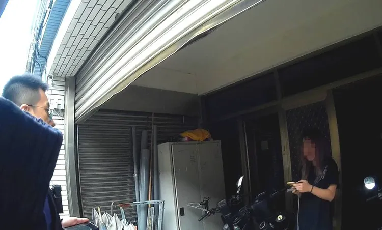 警員上門找人。大園警分局提供