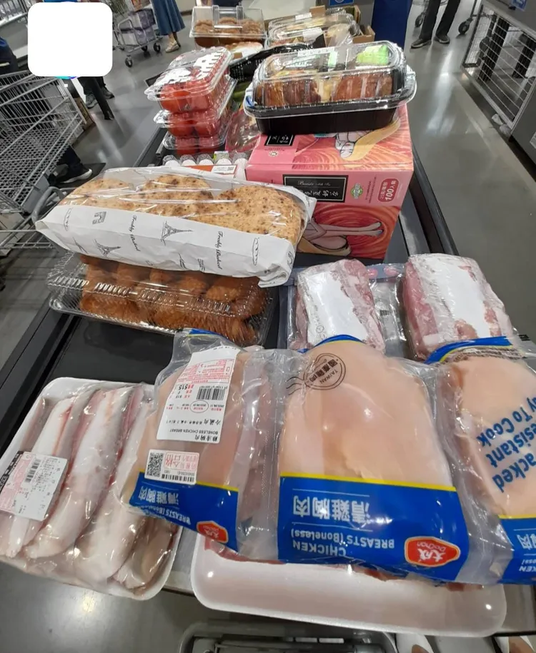 家長採買大批食物，準備煮給回娘家的女兒吃。翻攝自臉書「Costco好市多商品經驗老實說」