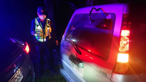 外地遊客車卡泥濘受困台東山區　警獲報緊急搭救