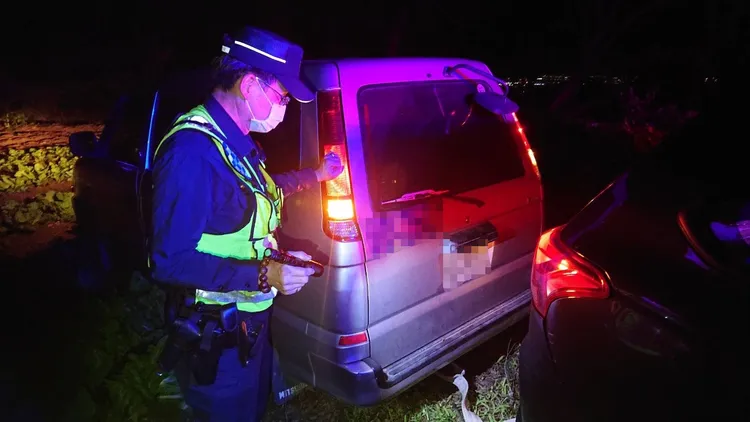 警方協助車輛脫困。台東分局提供