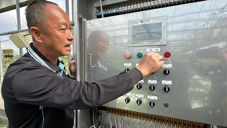 林東海在農業經營上走在前頭，大量運用科技方便田間管理，同時降低人力使用。林泊志攝