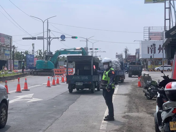 警方籲請民眾遵守各項交通號誌及交通警察指揮。翻攝畫面