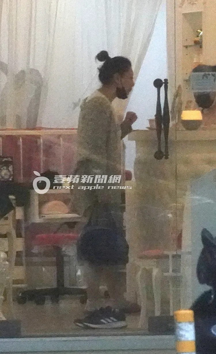 劉晏鈴和櫃檯確認此次療程費用等細節。特勤中心攝