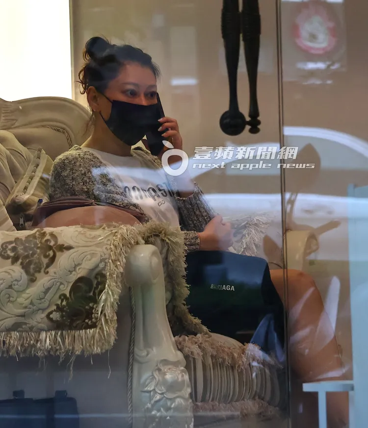 劉晏鈴在店內講電話等待保養。特勤中心攝