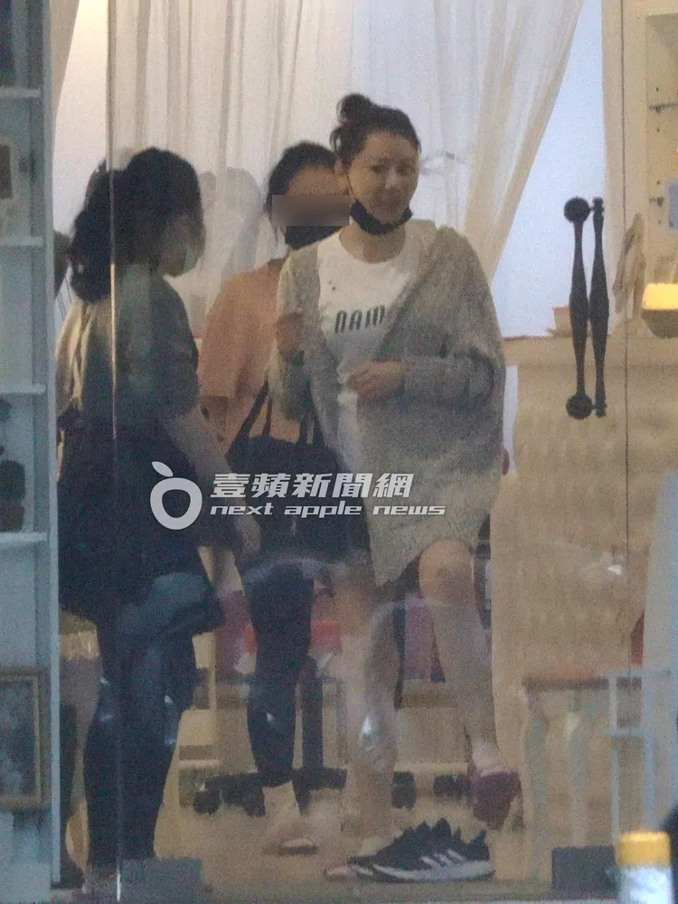 保養完的劉晏鈴（右）準備穿上鞋子離開。特勤中心攝