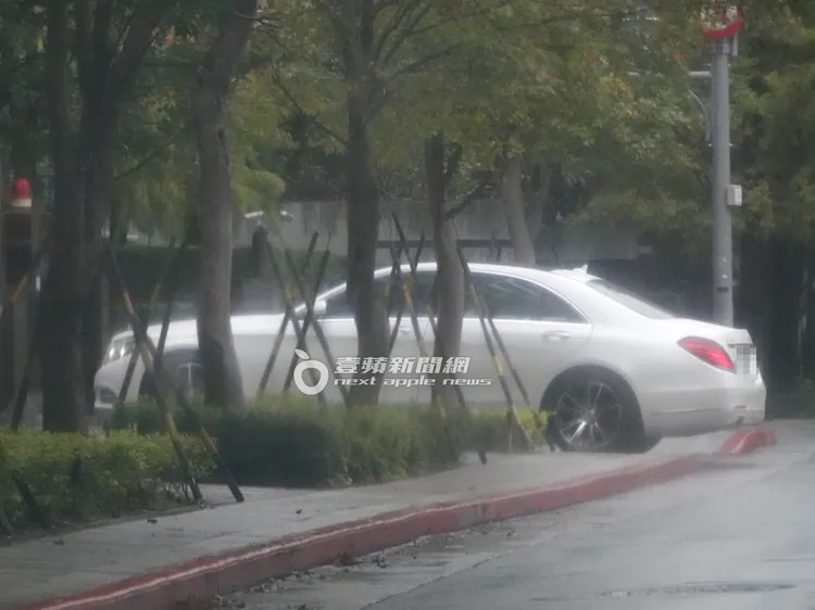 劉晏鈴坐在由司機開著要價519萬起的白色賓士S400返回住所。特勤中心攝