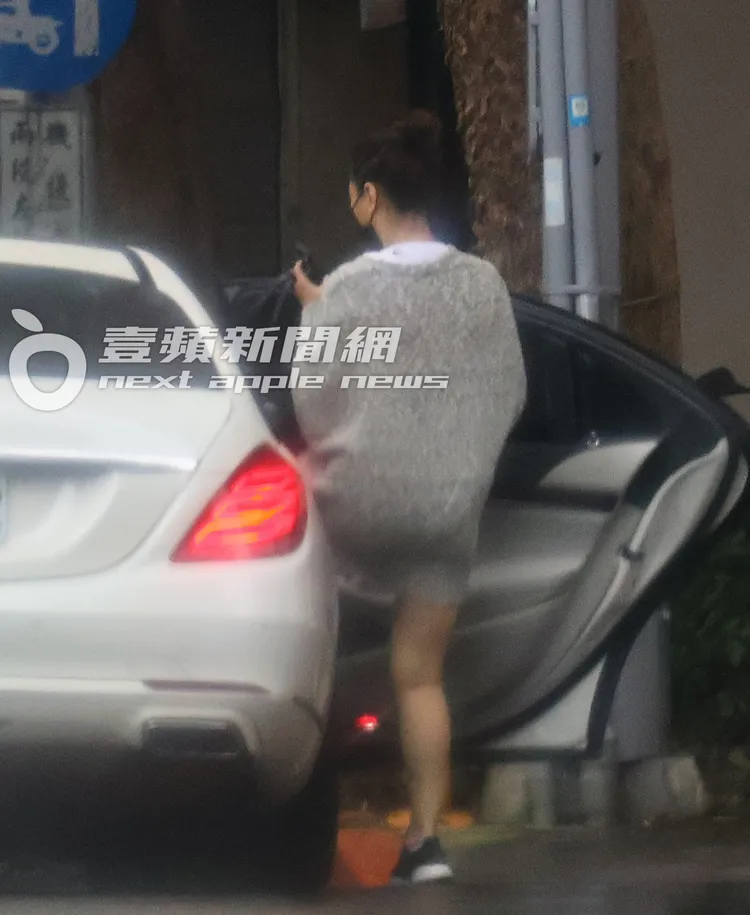 保養完的劉晏鈴由司機接送離開。特勤中心攝