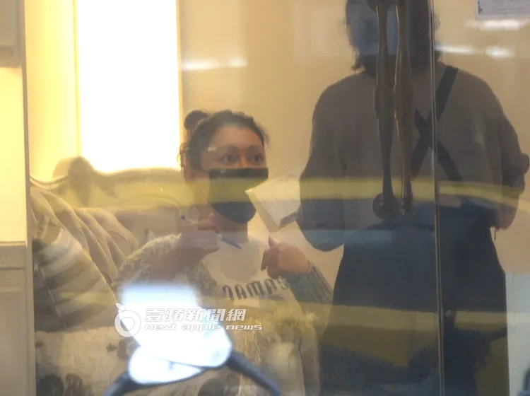 劉晏鈴（左）邊聽店員介紹邊說出自己的需求。特勤中心攝