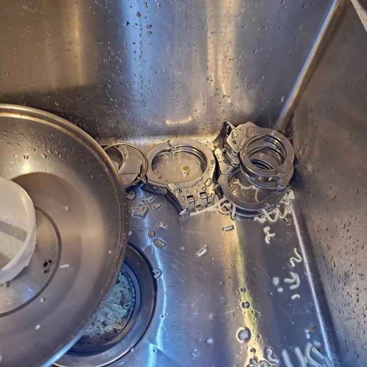 許多求職者被上手銬限制行動。翻攝畫面