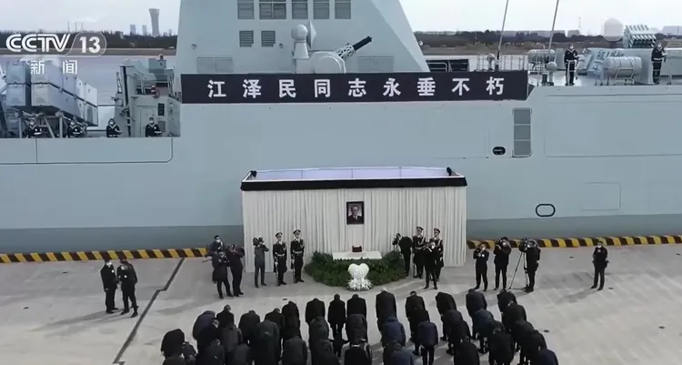 中國官媒央視今天報導江澤民骨灰入海消息。翻攝央視畫面