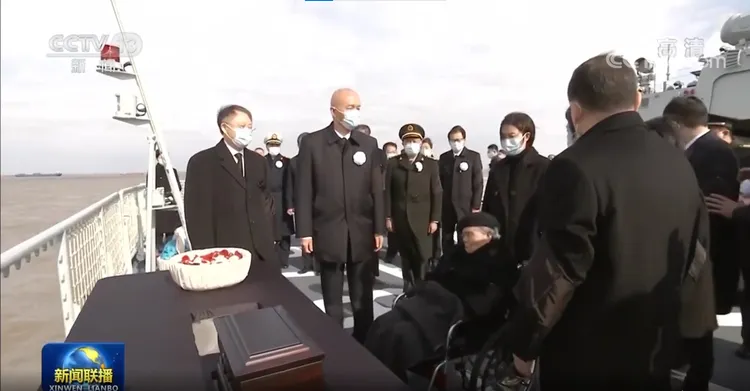 江澤民遺孀王冶坪（右坐者）與其他親屬11日搭乘共軍「揚州艦」出海，把江澤民骨灰撒入長江出海口。翻攝央視