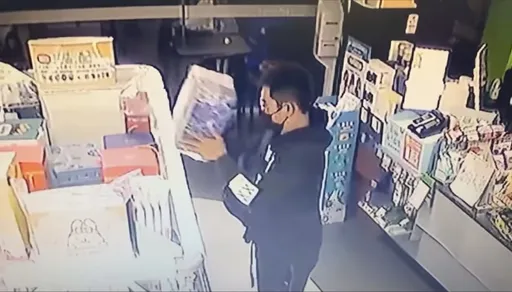 支開店員協助影印!同夥趁機偷走洋酒 害店家損失2萬6000元