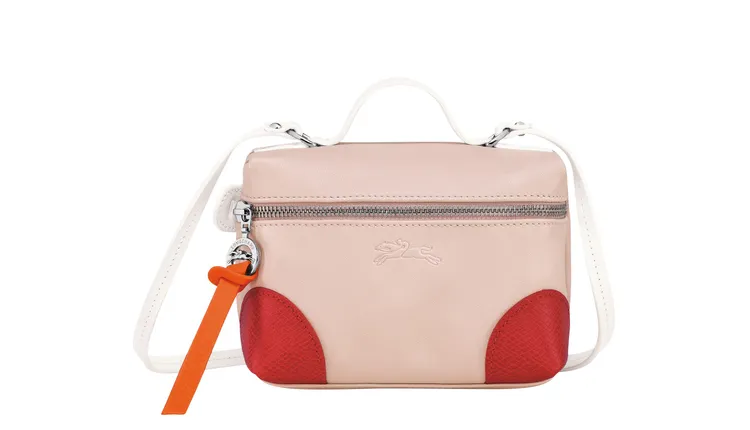 Le Pliage Cuir系列迷你化妝箱包粉紅色款，1萬4000元。品牌提供