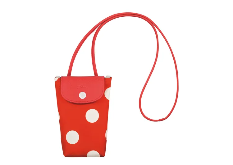 Le Pliage系列紅底白點手機袋，3400元。品牌提供