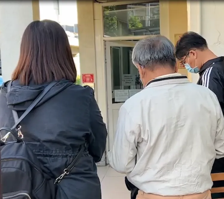 林姓死者養父及姐姐，上午接獲通知抵達殯儀館。讀者提供
