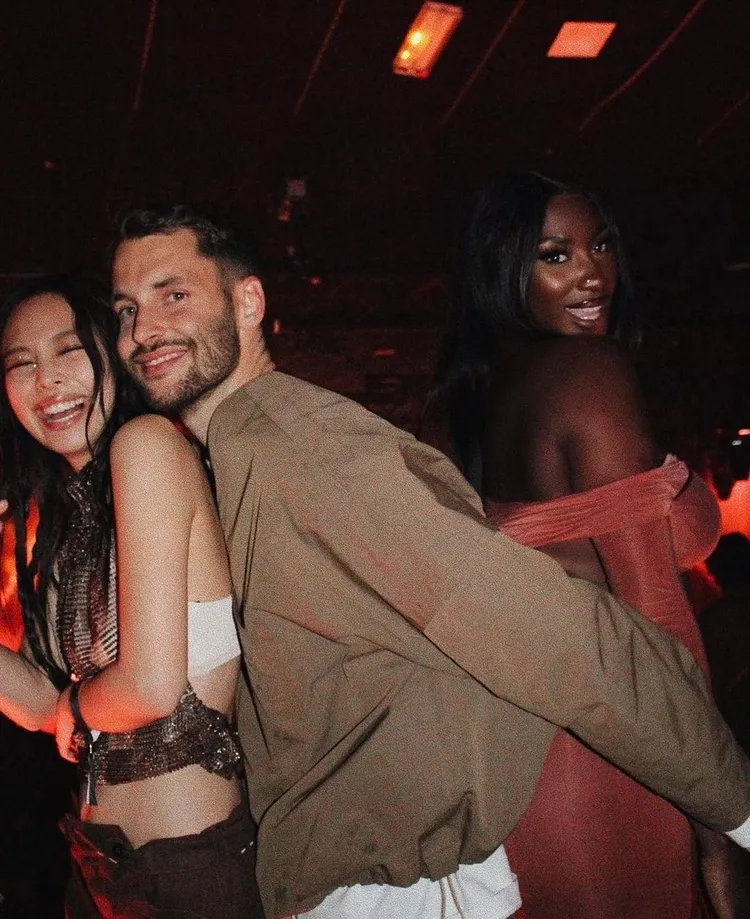 Jennie（左）和Jacquemus（左二）是閨蜜。翻攝blackpink15inyourarea IG