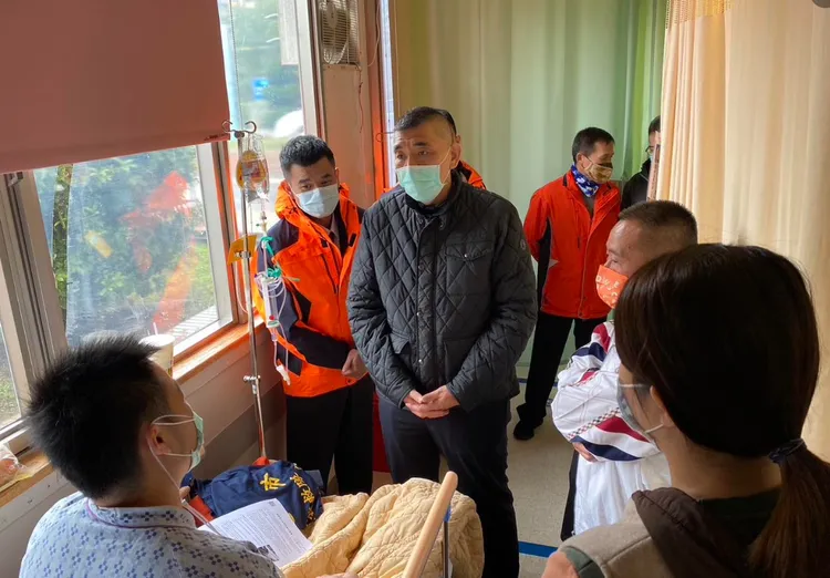 新北市消防局長黃德清聞訊後到醫院慰勤。翻攝畫面