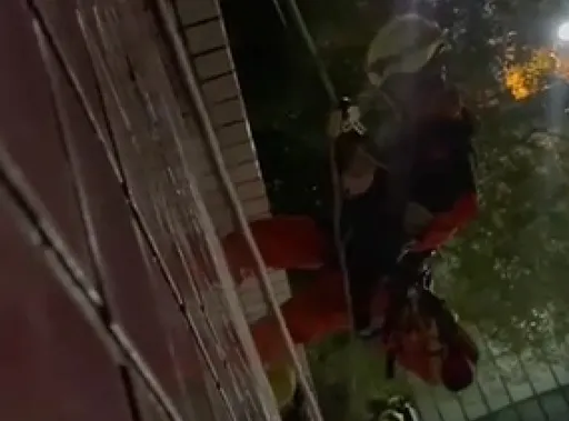 妙齡女深夜獨佔高台　垂降撞斷骨！勇消咬牙忍痛救援