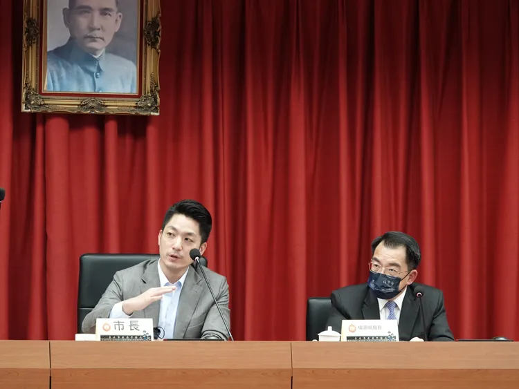 蔣萬安與警察局同仁進行會議。翻攝畫面