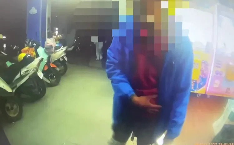 偷竊重機的黃姓男子遭警方盤查。翻攝畫面