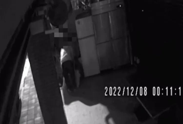 徐姓男子偷竊電線被監視器拍下。翻攝畫面