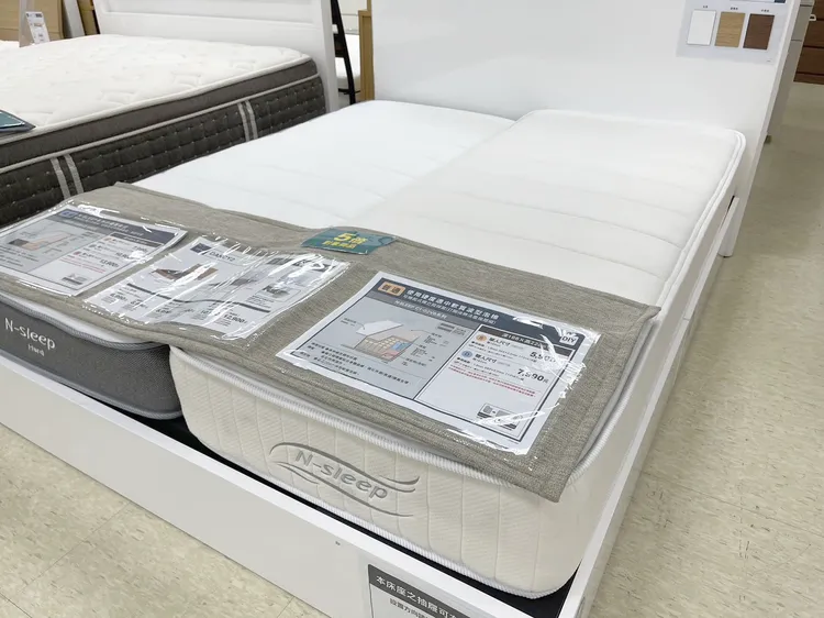 阿喜與無尊在「宜得利家居」看了要價7990元的雙人床墊。特勤中心攝