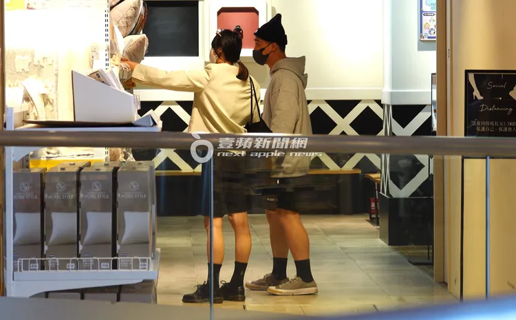 阿喜（左）伸手觸摸感受寢具柔軟度，一旁的無尊也給予意見討論。特勤中心攝