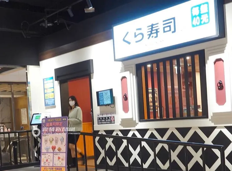 阿喜步出壽司店走往一旁廁所。特勤中心攝