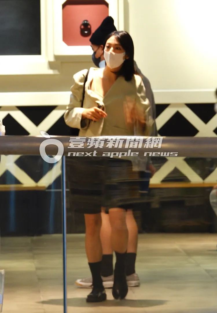 阿喜（前）內搭白色細肩帶，露出鎖骨小露性感。特勤中心攝