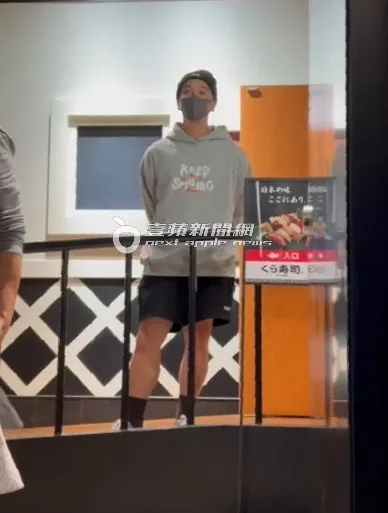 無尊走到壽司店旁盯梢，大力護愛展現男友力。特勤中心攝