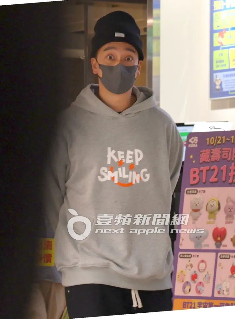 無尊穿著「KEEP SMILING 」字語，找到鏡頭時露出相當驚訝的表情。特勤中心攝