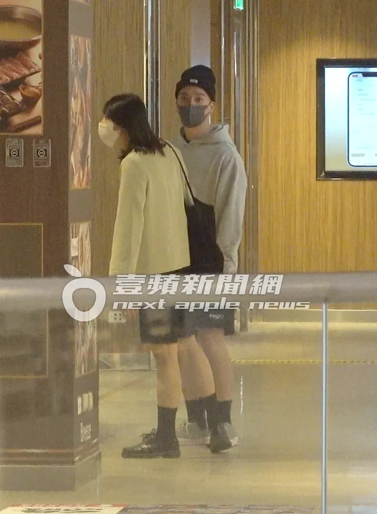 阿喜（左）認真的看著商品，無尊則在一旁耐心等待守護著她。特勤中心攝