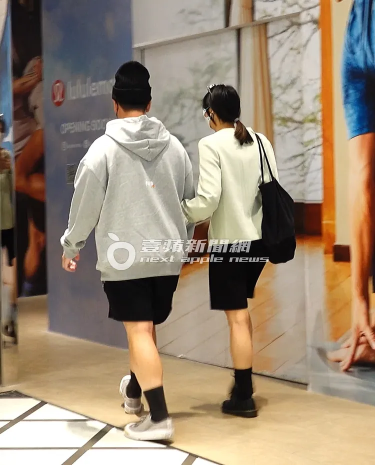 阿喜（右）與無尊手勾著手逛百貨公司，互動相當自然親暱。特勤中心攝