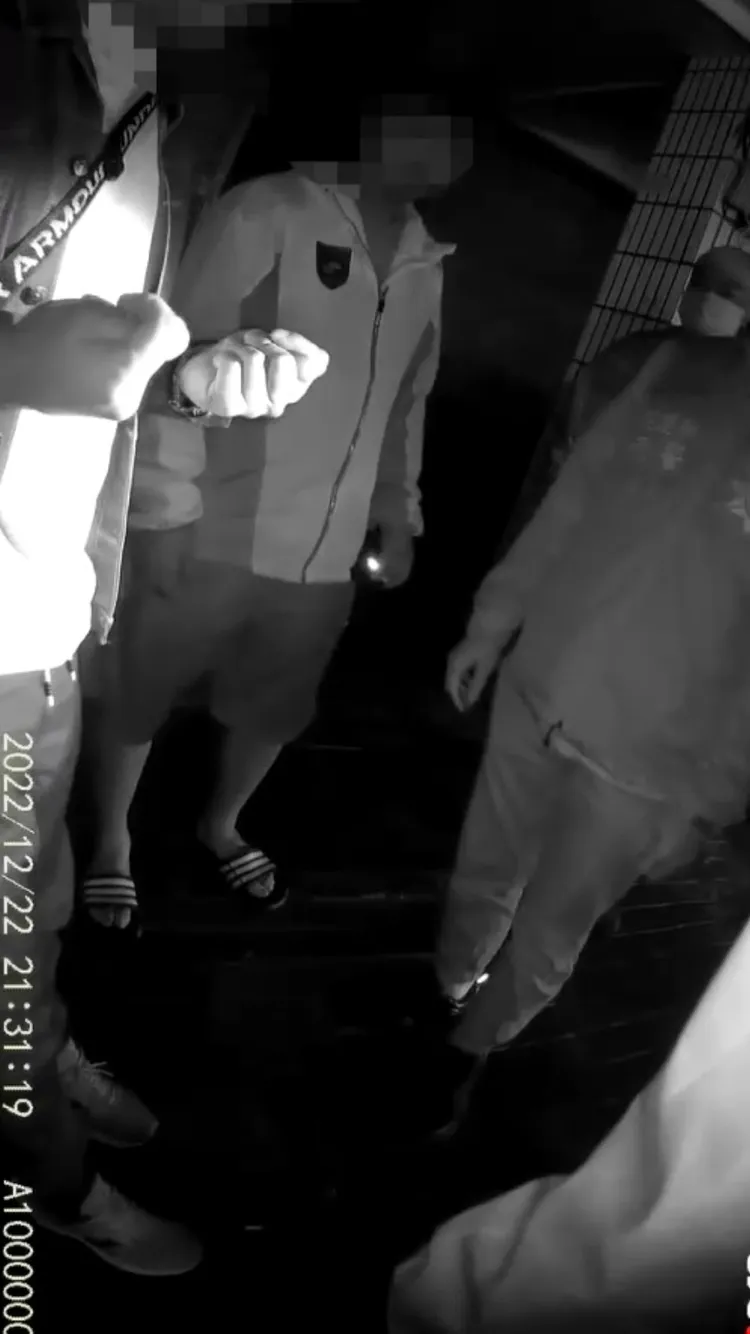 壽星陳男對警比出不雅手勢被壓制逮捕。警方提供