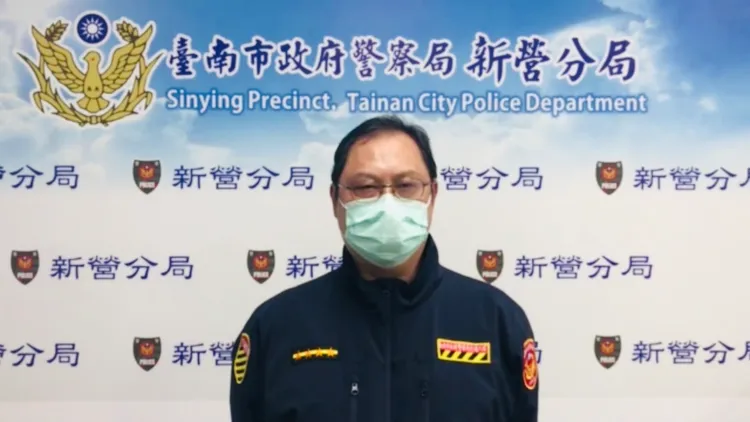 新營分局交通分隊小隊長陳勝鴻呼籲，行經巷弄應減速慢行。警方提供