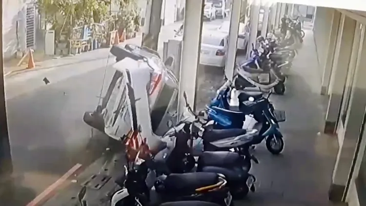 白車走鋼索後，重摔側翻，保險桿也掀起。翻攝畫面