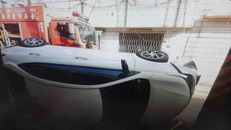 警消獲報前往救援。讀者提供