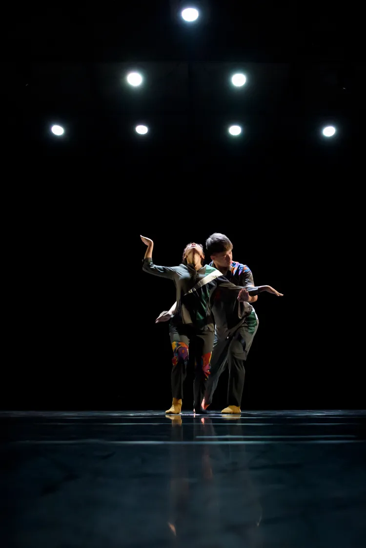 《而且或者...》全程無音樂，考驗雙人舞者的默契及搭配。新竹縣政府提供