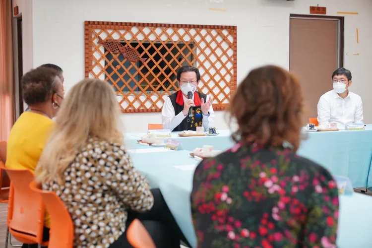 花蓮縣衛生局長朱家祥與美學者官員交流。縣府提供