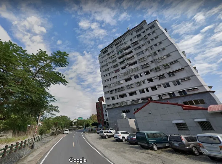 「市外桃源」大樓具備河岸景觀，但地段較為偏。翻攝google map