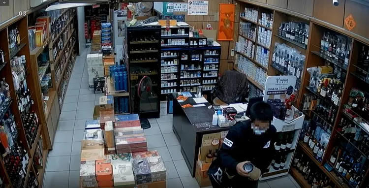 監視器清楚拍下嫌犯犯案過程。民眾提供