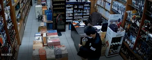佯装上门买洋酒 同伙乘机偷走爽开喝