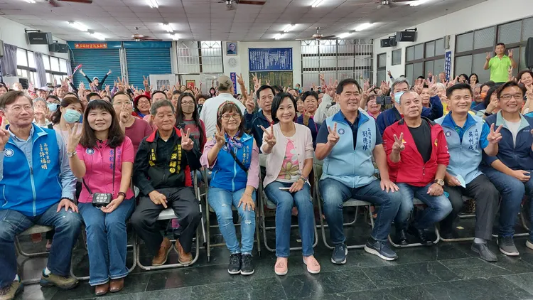 柯志恩開心和支持者合照。凃建豐攝