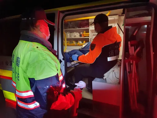 高雄夫妇合欢山上高山症发作 呼吸困难!花莲警护送下山就医