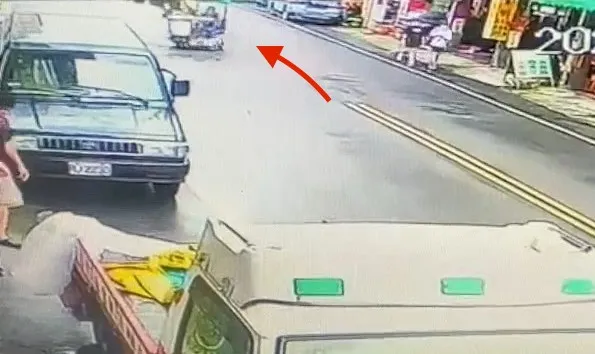 馬姓阿嬤駕駛車代步車迴轉時，不慎與對向來的機車發生擦撞。民眾提供